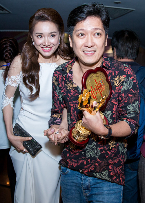 Cặp đôi nắm tay nhau ra về sau khi lễ trao giải kết thúc. Ảnh: Zing