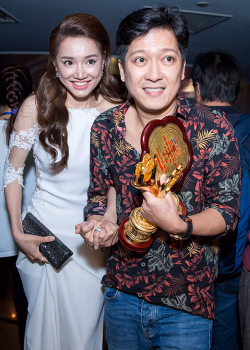 Cặp đôi nắm tay nhau ra về sau khi lễ trao giải kết thúc. Ảnh: Zing