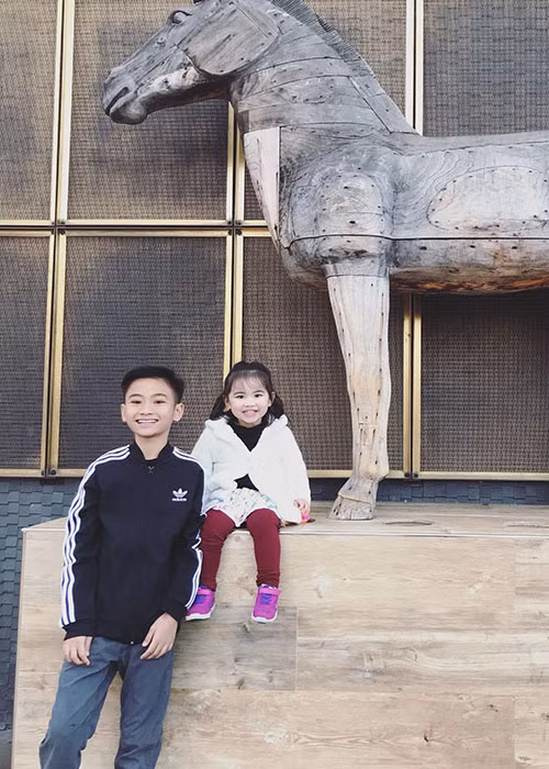 Bé Yvona cười tươi rói bên anh trai Sonic - con trai của Kim Hiền và chồng cũ.