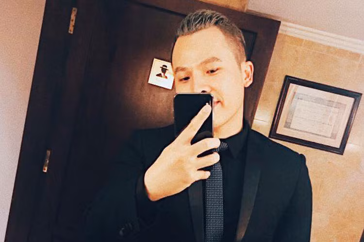 Ông bầu Khắc Tiệp viết trên trang cá nhân: “Hình như cả Hà Nội có mình đẹp trai nhất đêm 13/1”.