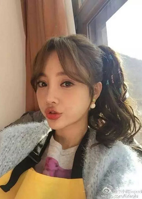 Lý Tiểu Lộ chia sẻ: "Cứ xem ảnh hồi bé của tôi thì biết". Khi còn nhỏ, nữ diễn viên vốn xinh xắn, đáng yêu. Ảnh: Weibo