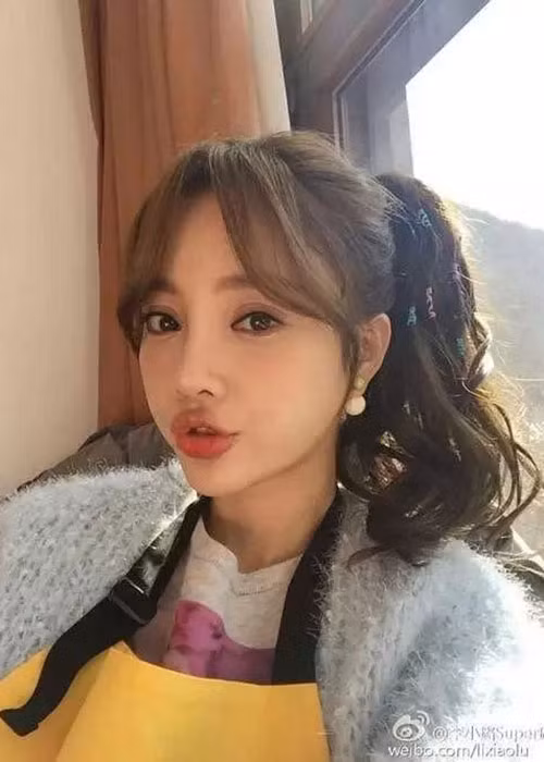 Lý Tiểu Lộ chia sẻ: "Cứ xem ảnh hồi bé của tôi thì biết". Khi còn nhỏ, nữ diễn viên vốn xinh xắn, đáng yêu. Ảnh: Weibo