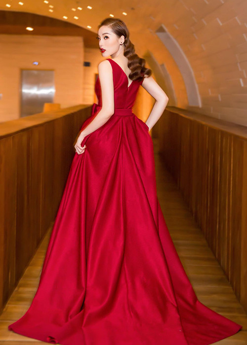 Hoa hậu Kỳ Duyên diện đầm đỏ lộng lẫy tại một sự kiện.