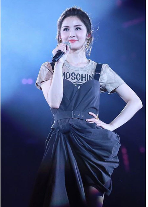 Thái Trác Nghiên là thành viên của nhóm Twins ra mắt năm 2001. Ngoài ca hát, sao Hoa ngữ này còn đóng phim: "Truyền thuyết Bạch Xà", "Khách sạn vui vẻ".