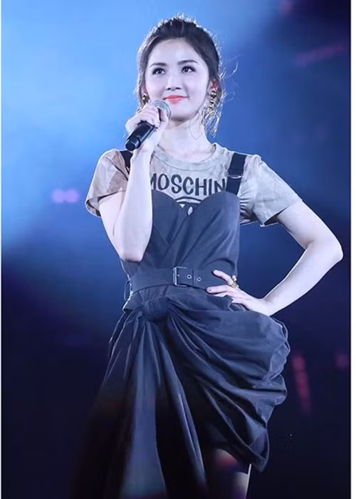 Thái Trác Nghiên là thành viên của nhóm Twins ra mắt năm 2001. Ngoài ca hát, sao Hoa ngữ này còn đóng phim: "Truyền thuyết Bạch Xà", "Khách sạn vui vẻ".