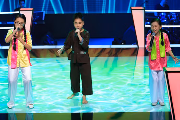 Tại cuộc thi Giọng hát Việt 2013, Quang Nhật và Phương Mỹ Chi từng là đối thủ của nhau. Ở vòng thi đối đầu, cả hai cùng Phương Duyên tranh vé bước vào vòng trong. Ảnh: Infonet