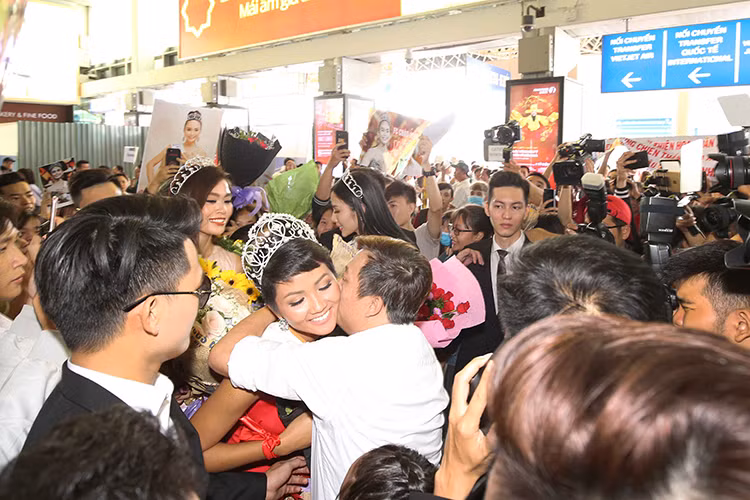 Hình ảnh Hoa hậu Hoàn vũ H’hen Niê được chào đón nồng nhiệt tại sân bay.