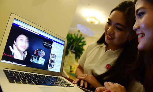 Theo dõi livestream trên Facebook của một người nổi tiếng - Ảnh: TL