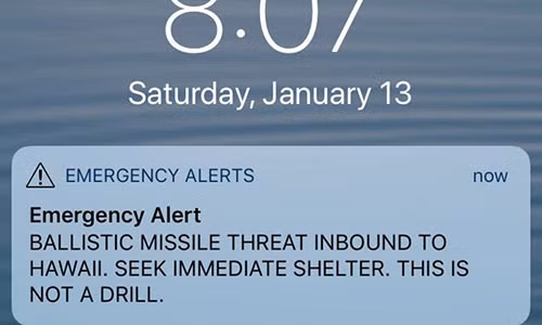 Thông báo giả về tên lửa đạn đạo được phát đến điện thoại người dân ở Hawaii. Ảnh: Twitter/Vox.