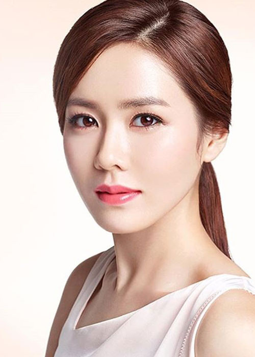 Son Ye Jin sinh năm 1982. Mỹ nhân Hàn sinh năm Tuất này được biết qua loạt phim “Tuyết tháng tư”, “Hương mùa hè”...