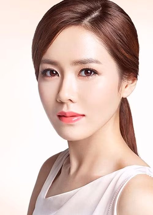 Son Ye Jin sinh năm 1982. Mỹ nhân Hàn sinh năm Tuất này được biết qua loạt phim “Tuyết tháng tư”, “Hương mùa hè”...