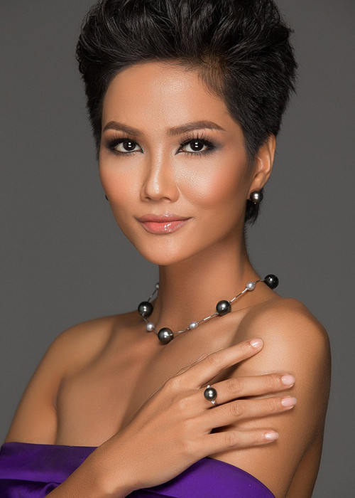 H'Hen Niê đang ngày càng chứng tỏ là một chiến binh mạnh ở Hoa hậu Hoàn vũ Việt Nam 2017. Cô có chiều cao 1m72 và số đo 3 vòng 84-60-93. Trước Hoa hậu Hoàn vũ Việt Nam 2017, H'Hen Niê tham gia không ít cuộc thi nhan sắc.