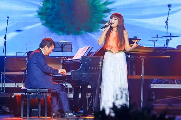 Ngọc Anh là ca sĩ hát thành công các sáng tác của nhạc sĩ Phú Quang. Cô cũng thường xuyên tham gia các đêm nhạc của ông. Ảnh: Lao động