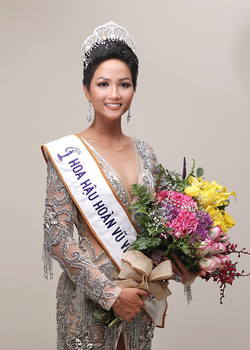 H’hen Niê vừa đăng quang Hoa hậu Hoàn vũ Việt Nam 2017. Không ít người đẹp tóc ngắn hay da nâu như H’hen Niê đã làm nên chuyện ở đấu trường nhan sắc quốc tế . Ảnh: BTC