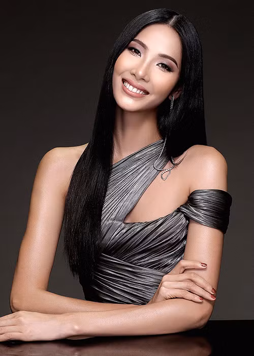 Khi được hỏi về chuyện tình cảm, Hoàng Thùy cho hay cô khá ngại ngùng khi nói về bạn trai và muốn tạm thời giữ im lặng.