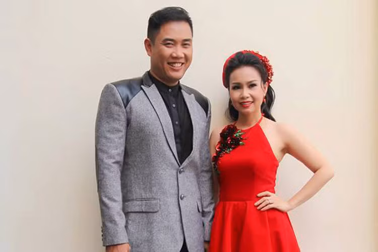 Chia sẻ về ông xã, Cẩm Ly bày tỏ, cô tuyệt đối tin tưởng chồng. Thưc tế nhạc sĩ Minh Vy luôn là bờ vai vững chắc cho Cẩm Ly.