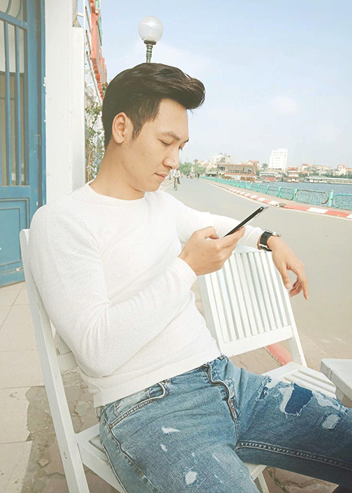 Mạnh Trường tâm sự: “Bâng khuâng 1 chiều nắng đẹp. Chợt nhận ra rằng mình đã 34 tuổi”.