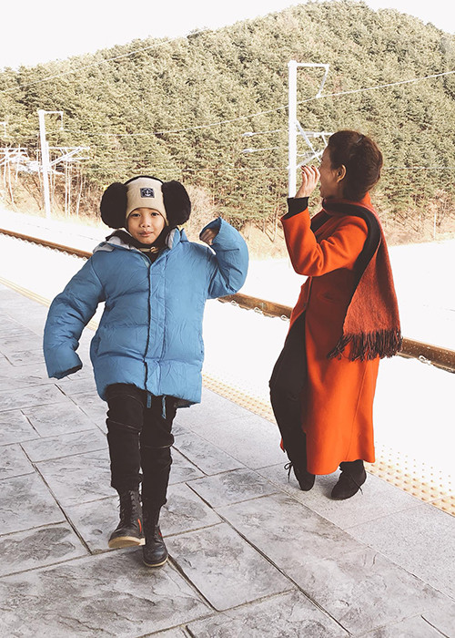 Hồ Ngọc Hà tâm sự về con trai Subeo: “Cậu thích điên lên. Cậu bảo: “Mẹ nói mẹ không thể dành được 100% thời gian cho con vì mẹ còn phải đi làm việc, vì mẹ còn trách nhiệm với ông bà và mọi người nhưng mẹ luôn làm con rất vui khi ở bên mẹ. Con không bao giờ quên được”. Rồi cậu hôn má mẹ. Uh thì mình kém thật. Mẹ gì mà đi suốt nhưng cứ hễ về tới Sài Gòn hay nhà thì dù chỉ 5 phút cũng phải gặp nhau hôn một cái. Những ngày nào trong tuần được nằm cạnh nhau là ôm hôn hít hà. Cậu ăn uống tuỳ hứng, lúc cực nhiều lúc cực ít, giống mẹ. Nói chung mình yêu nhau, chăm nhau, vì nhau, có mỗi mình hiểu thôi Beo nhỉ. Yêu”.