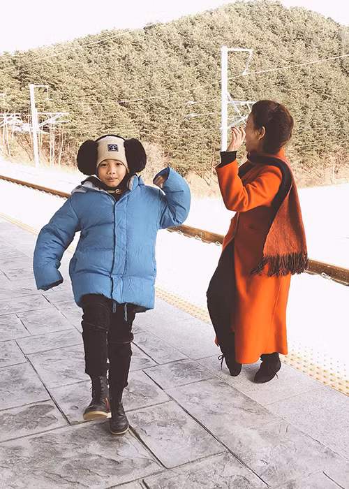 Hồ Ngọc Hà tâm sự về con trai Subeo: “Cậu thích điên lên. Cậu bảo: “Mẹ nói mẹ không thể dành được 100% thời gian cho con vì mẹ còn phải đi làm việc, vì mẹ còn trách nhiệm với ông bà và mọi người nhưng mẹ luôn làm con rất vui khi ở bên mẹ. Con không bao giờ quên được”. Rồi cậu hôn má mẹ. Uh thì mình kém thật. Mẹ gì mà đi suốt nhưng cứ hễ về tới Sài Gòn hay nhà thì dù chỉ 5 phút cũng phải gặp nhau hôn một cái. Những ngày nào trong tuần được nằm cạnh nhau là ôm hôn hít hà. Cậu ăn uống tuỳ hứng, lúc cực nhiều lúc cực ít, giống mẹ. Nói chung mình yêu nhau, chăm nhau, vì nhau, có mỗi mình hiểu thôi Beo nhỉ. Yêu”.