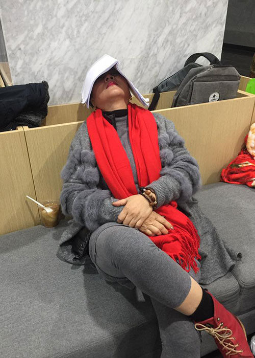 Chia sẻ hình ảnh chợp mắt ở hậu trường Táo quân 2018, nghệ sĩ Minh Hằng tâm sự: "2 lão bà bà nửa đêm gà gáy với chu trình ăn, ngủ, tập, diễn rất nhịp nhàng. Nể chưa?".