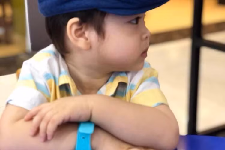 Nhật Kim Anh đăng tải hình ảnh cậu con trai kèm chú thích: “Mặt ảnh suy tư chưa kìa”.