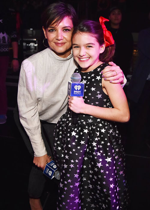 Sau khi bố mẹ chia tay, bé Suri sống với mẹ. Trong ảnh, cô nhóc tươi rói bên mẹ vào tháng 12/2017. Ảnh: Popsugar