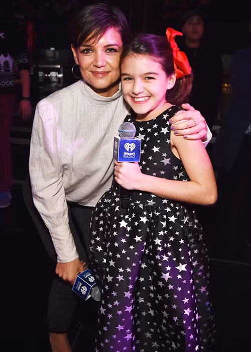 Sau khi bố mẹ chia tay, bé Suri sống với mẹ. Trong ảnh, cô nhóc tươi rói bên mẹ vào tháng 12/2017. Ảnh: Popsugar