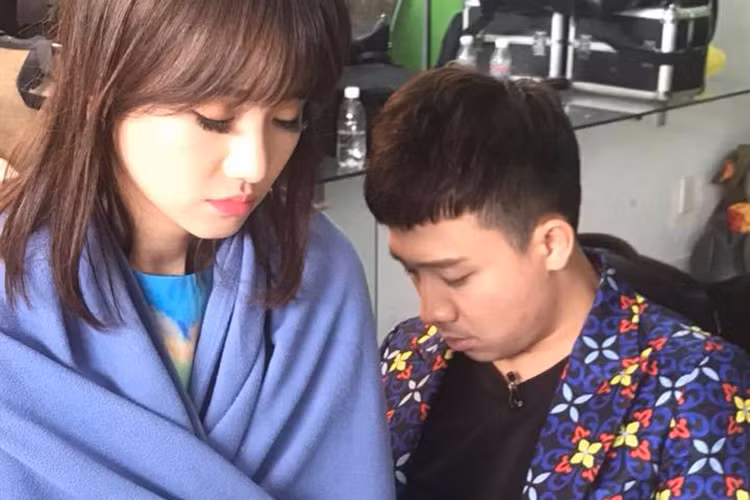 MC Đại Nghĩa chụp trộm khoảnh khắc vợ chồng sao Việt Trấn Thành - Hari Won ngủ trên trường quay: “Ở nhà không có chỗ ngủ nên 2 đứa lên trường quay ngủ ngồi, mà phải ngồi chồng lên nhau vậy mới chịu đó”.