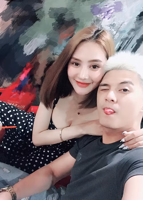  Hình ảnh Linh Chi và Lâm Vinh Hải tình tứ trong ngày đầu năm mới được người đẹp chia sẻ.