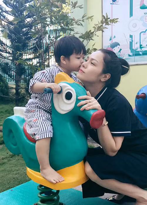 Từng bị cho là bỏ bê con cái, Nhật Kim Anh khẳng định cô không phải là bà mẹ vô tâm. Nữ diễn viên chưa bao giờ bỏ bê con cái mà là công việc cuốn cô đi khiến cô không có nhiều thời gian dành cho con trai.