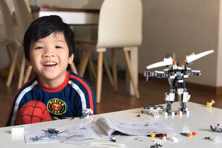 Đan Lê tiết lộ con trai của cô sống rất tình cảm: "Lâu rồi chàng trai của mẹ mới ốm, mẹ nghỉ ở nhà chăm sóc chàng. Mẹ với tay kéo chăn cho chàng. Bỗng chàng nhìn mẹ với ánh mắt tha thiết: “Mẹ! Mẹ ơi con yêu mẹ!”. Mẹ còn đang tròn mắt trước câu nói của chàng. Chàng tiếp lời: “Vì mẹ yêu con, mẹ chăm sóc cho con”. Nói xong chàng choàng tay ôm lấy cổ mẹ ghì thật chặt”.