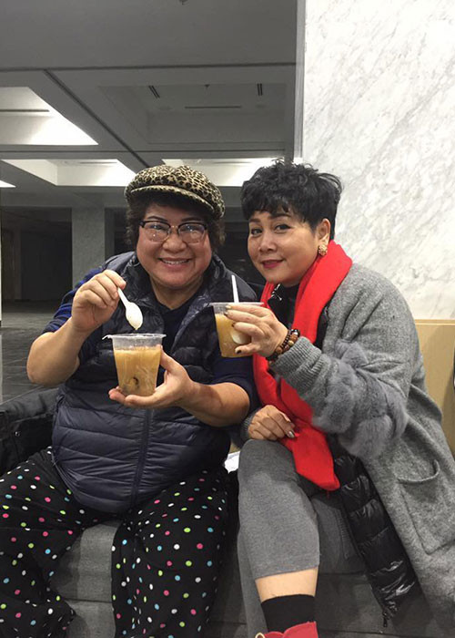 Nghệ sĩ Minh Vượng chia sẻ: "Gần 3h sáng rồi. Thức cho dân vui đây".