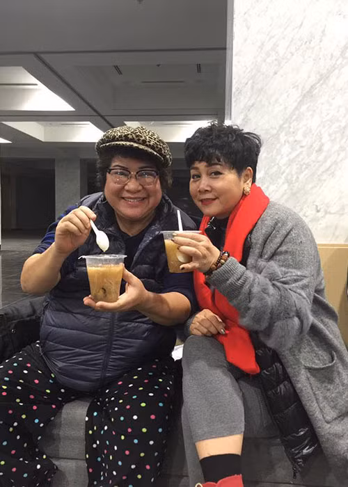 Nghệ sĩ Minh Vượng chia sẻ: "Gần 3h sáng rồi. Thức cho dân vui đây".