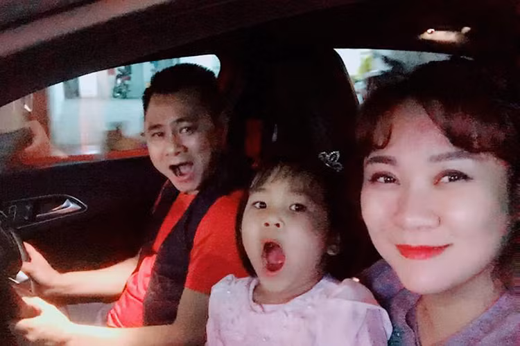 Mới đây, trên trang cá nhân, bà xã của danh hài Tự Long tiết lộ cô con gái nhỏ của hai vợ chồng khóc lóc đòi theo bố đi làm.