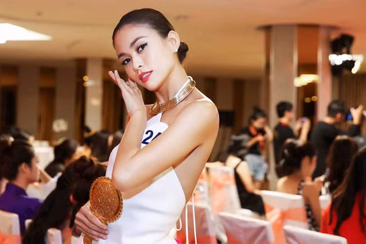 Mâu Thủy sở hữu gương mặt hài hòa, cân đối, đường cong nuột nà và làn da nâu khỏe khoắn.