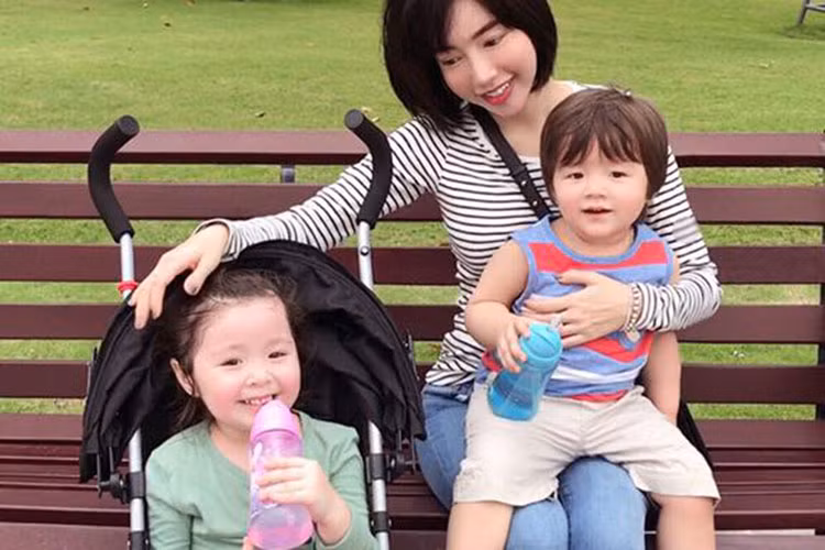 Hai con của Elly Trần được khen xinh như thiên thần. Cho đến nay, Elly Trần vẫn quyết giữ kín danh tính bố của các con.