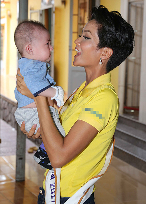 H’hen Niê chia sẻ: “Tôi rất vui vì được đến thăm và chơi đùa cùng các bé. Sự hồn nhiên, vô tư ấy khiến tôi thấy ấm lòng hơn. Tôi thấy mình cần phải đi nhiều nơi hơn nữa để lan tỏa tình yêu thương đến tất cả mọi người”.