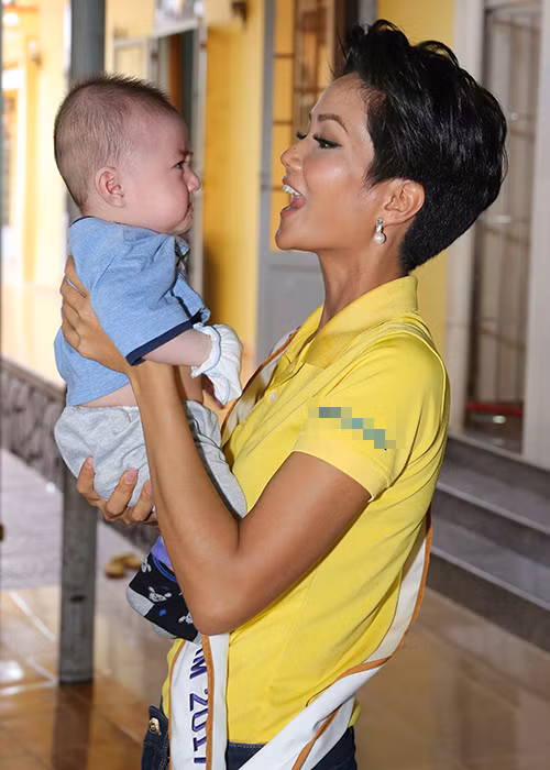 H’hen Niê chia sẻ: “Tôi rất vui vì được đến thăm và chơi đùa cùng các bé. Sự hồn nhiên, vô tư ấy khiến tôi thấy ấm lòng hơn. Tôi thấy mình cần phải đi nhiều nơi hơn nữa để lan tỏa tình yêu thương đến tất cả mọi người”.