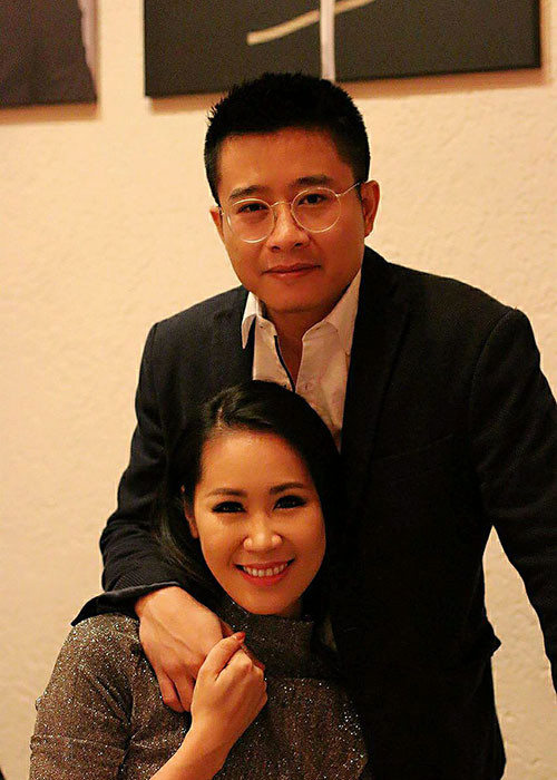 Vợ chồng sao Việt Dương Thùy Linh nắm tay nhau tình tứ.