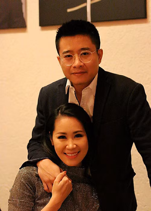 Vợ chồng sao Việt Dương Thùy Linh nắm tay nhau tình tứ.