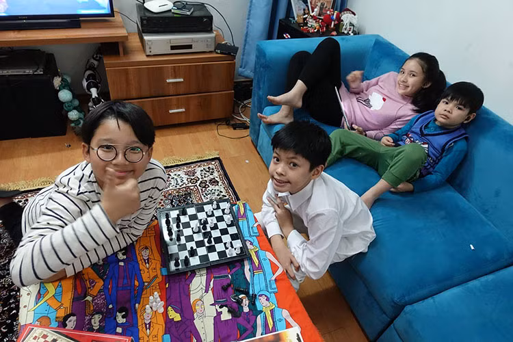 Đạo diễn Trần Lực viết: “Anh Tê Giác và Bờm - bộ đôi của chương trình Bố ơi, mình đi đâu thế hôm nay tụ hội. Các anh ý đã lớn rồi. Thay vì chạy nhảy hò hét như trước đây, gặp nhau được mấy phút là rủ nhau tỉ thí cờ. Nom to xác vậy thôi nhưng vẫn hồn nhiên nhí nhố như ngày nào”.