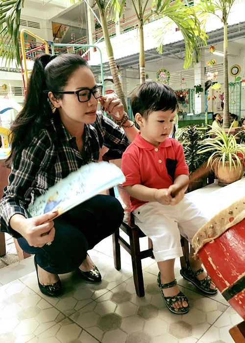 Nữ diễn viên ân cần chăm sóc cậu con trai trong một hoạt động mừng Tết Trung thu.