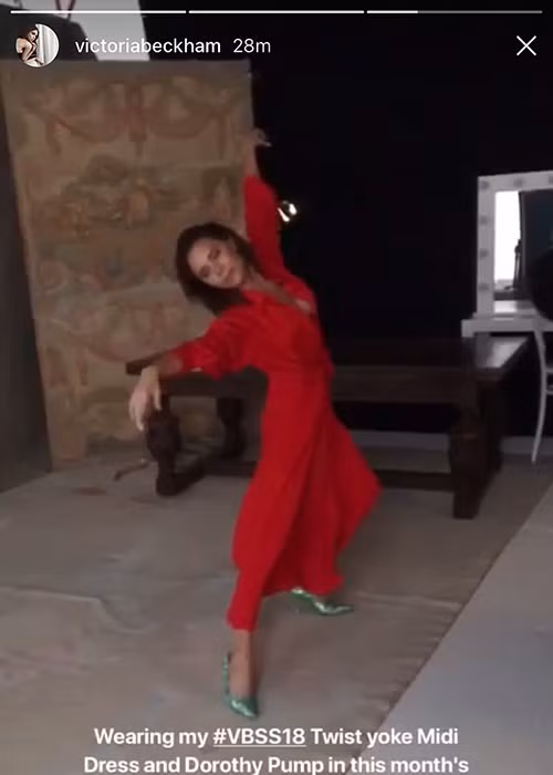 Trên trang cá nhân Instagram, Victoria Beckham còn chia sẻ đoạn video hậu trường buổi chụp ảnh cho tạp chí.