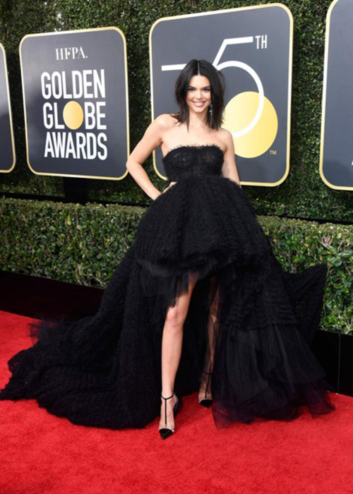 Kendall Jenner mặc gợi cảm khi đến tham dự lễ trao giải.