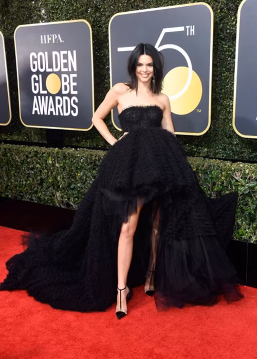 Kendall Jenner mặc gợi cảm khi đến tham dự lễ trao giải.