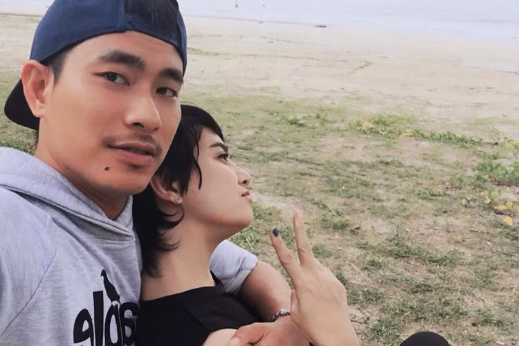 Kiều Minh Tuấn chăm cho Cát Phượng cùng cậu con trai của cô. Yêu nhau được 9 năm nhưng cặp đôi này giữ kín chuyện tình cảm cho đến năm 2015.