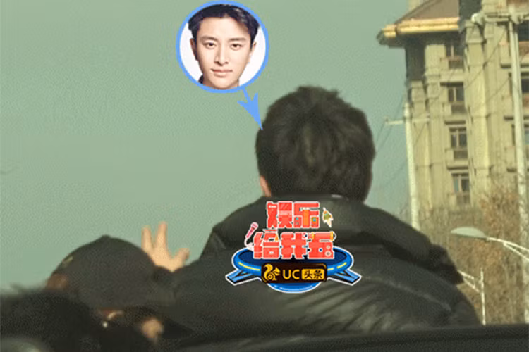 Hình ảnh Giả Nãi Lượng cố gắng kìm nước mắt khi không nỡ rời con gái.