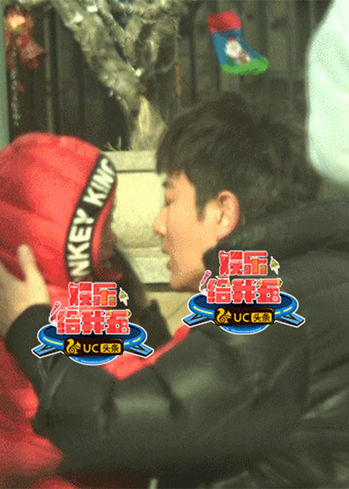 Bé Hiềm Hinh là trái ngọt cuộc hôn nhân giữa Lý Tiểu Lộ và Giả Nãi Lượng. Cô nhóc chào đời vào năm 2012.