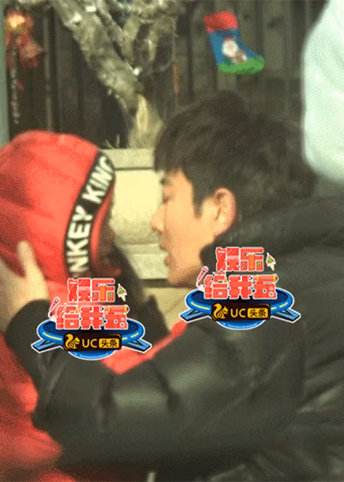 Bé Hiềm Hinh là trái ngọt cuộc hôn nhân giữa Lý Tiểu Lộ và Giả Nãi Lượng. Cô nhóc chào đời vào năm 2012.