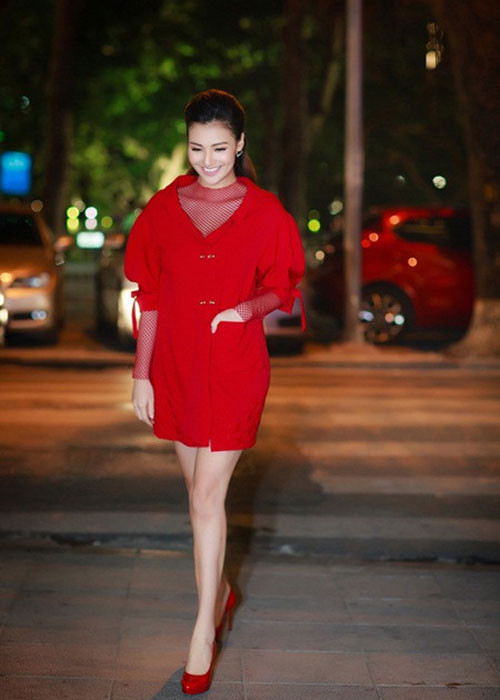 Hình ảnh Hồng Quế khoe vóc dáng thon gọn sau 1 tháng sinh con khi xuất hiện tại một sự kiện. Ảnh: Đời sống pháp luật